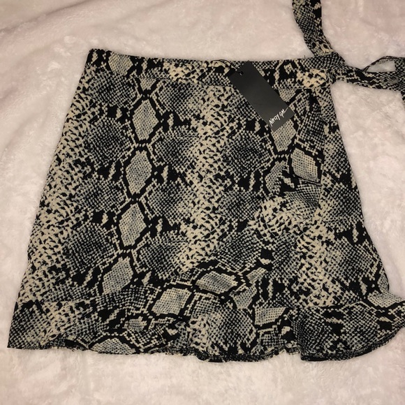 Black/gray snake print wrap skirt from Nasty Gal. - Picture 2 of 11